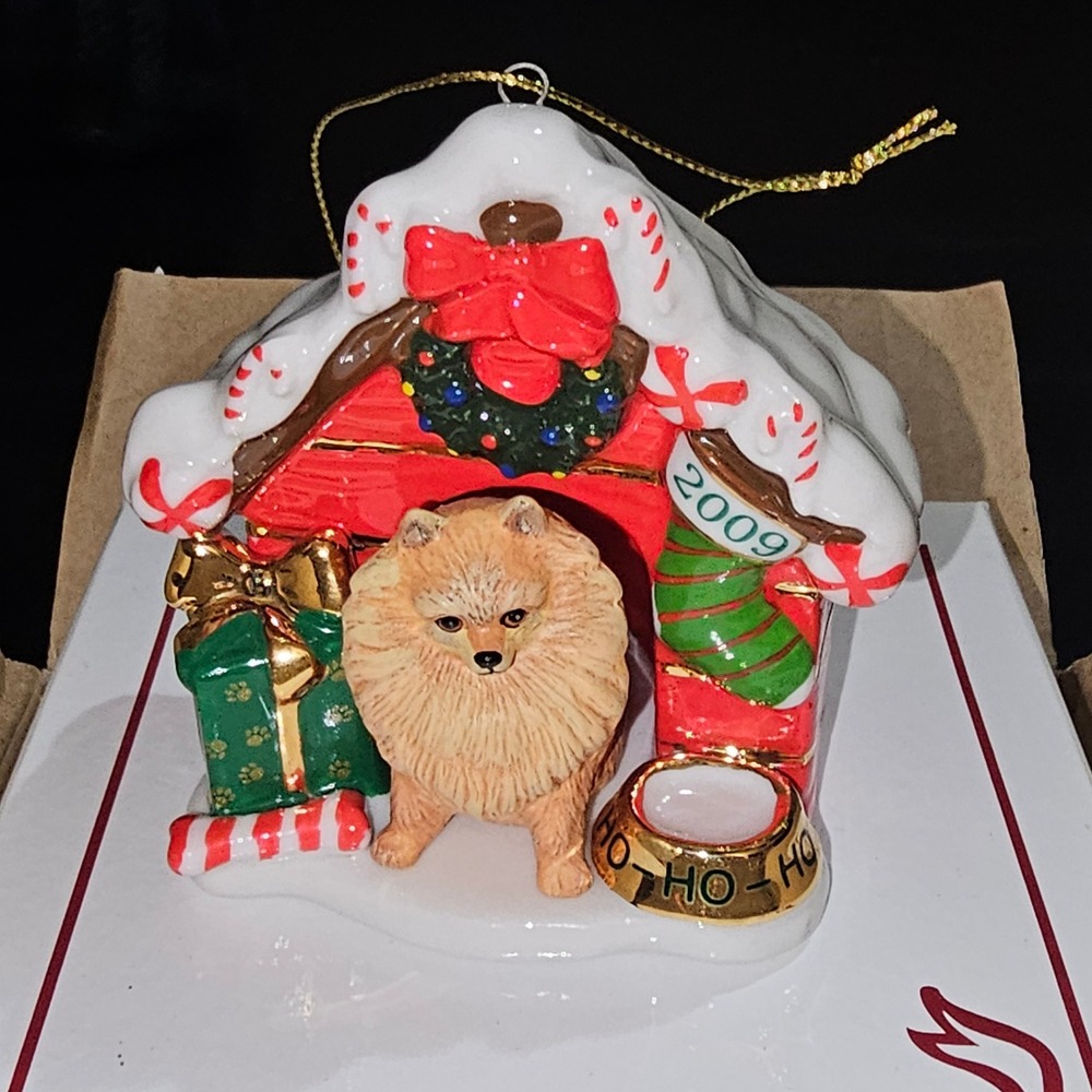 New 2009 Danbury Mint Home For The Holidays Pomeranian Christmas Ornament‎